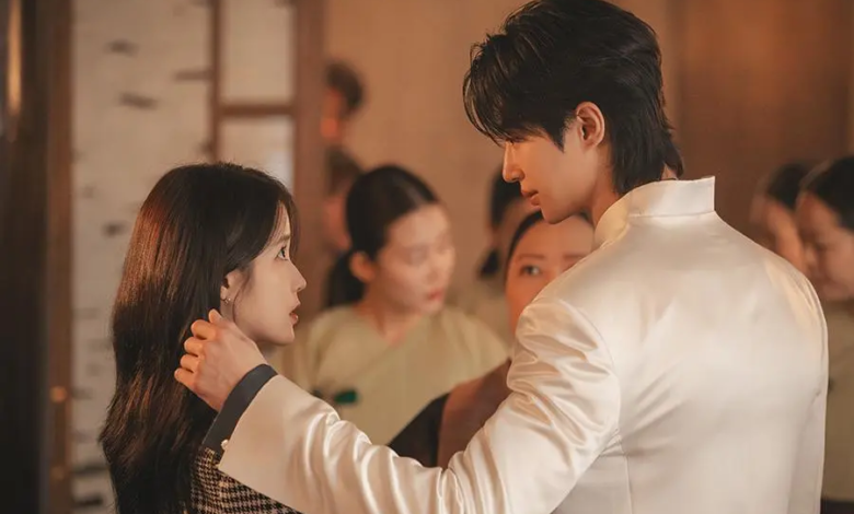 أبرزت آيو و بيون وو سيوك التناغم القوي بينهما والترابط بين شخصياتهما في مسلسل "التاج المثالي - Perfect Crown"