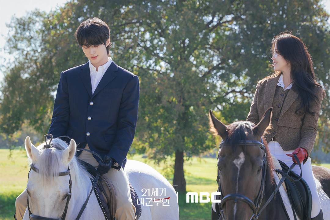 أبرزت آيو و بيون وو سيوك التناغم القوي بينهما والترابط بين شخصياتهما في مسلسل "التاج المثالي - Perfect Crown"