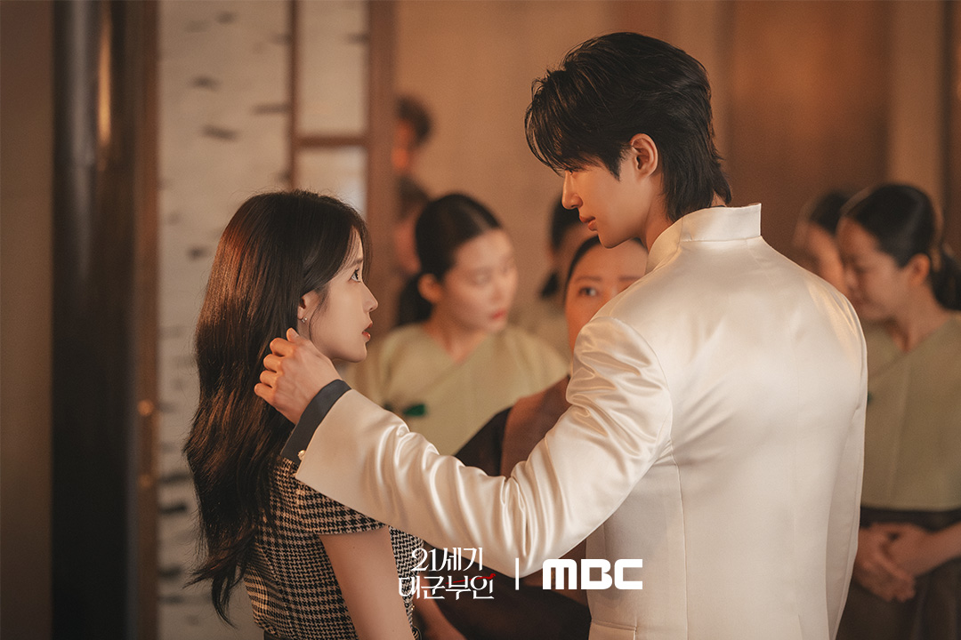 أبرزت آيو و بيون وو سيوك التناغم القوي بينهما والترابط بين شخصياتهما في مسلسل "التاج المثالي - Perfect Crown"