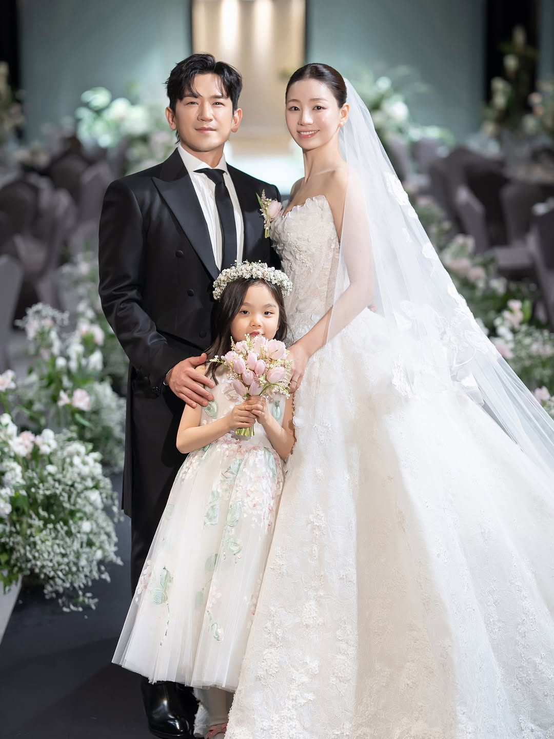 نشر لي مين وو عضو فرقة Shinhwa وزوجته صوراً من يوم زفافهما نشر لي مين وو عضو فرقة Shinhwa وزوجته صوراً من يوم زفافهما