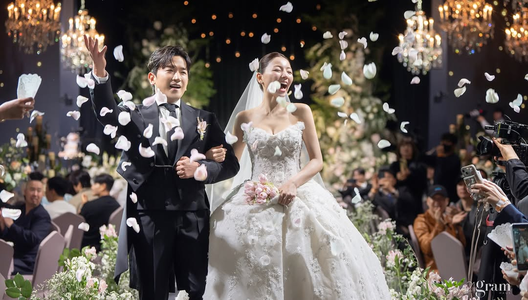 نشر لي مين وو عضو فرقة Shinhwa وزوجته صوراً من يوم زفافهما نشر لي مين وو عضو فرقة Shinhwa وزوجته صوراً من يوم زفافهما