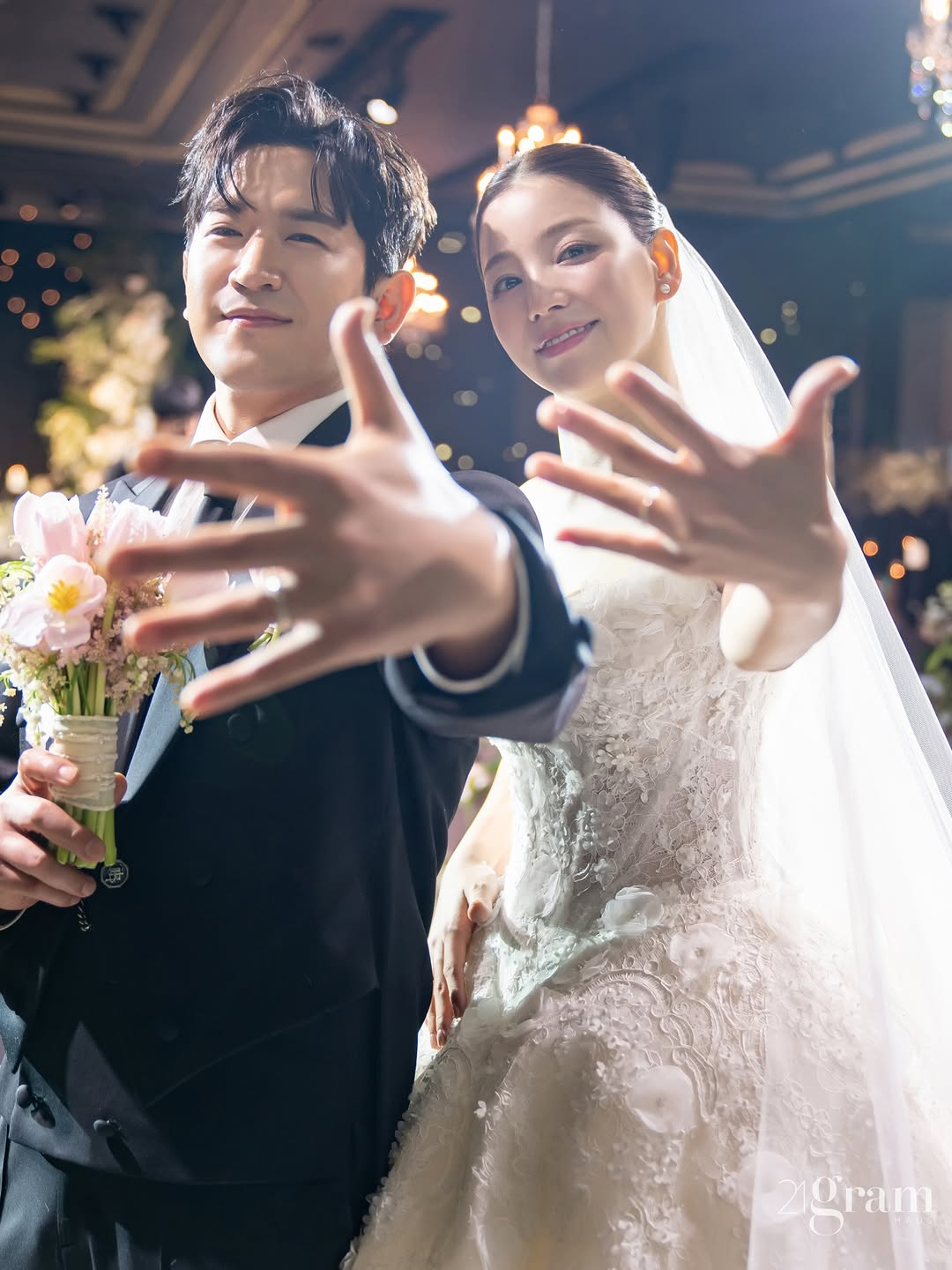 نشر لي مين وو عضو فرقة Shinhwa وزوجته صوراً من يوم زفافهما نشر لي مين وو عضو فرقة Shinhwa وزوجته صوراً من يوم زفافهما