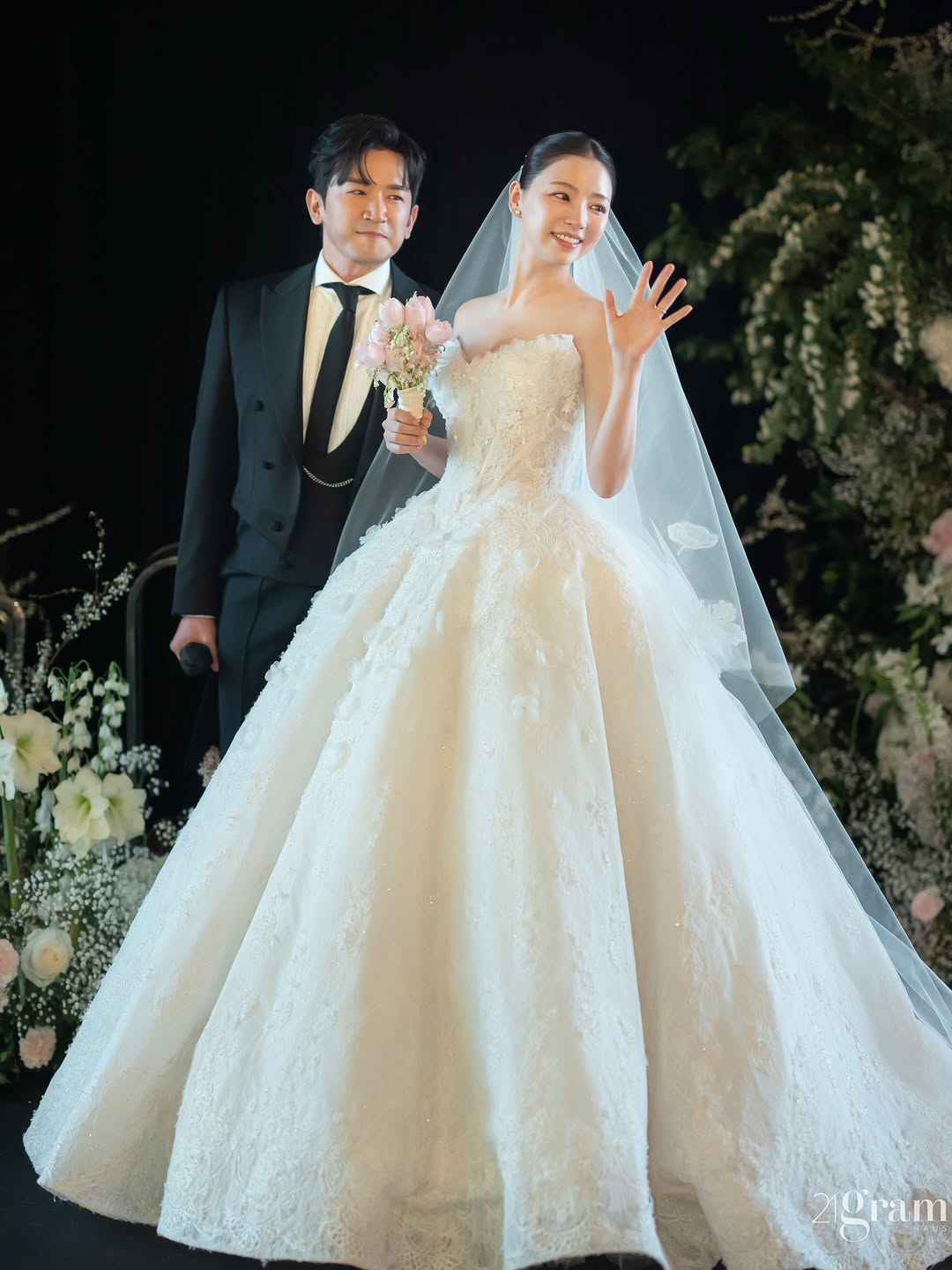 نشر لي مين وو عضو فرقة Shinhwa وزوجته صوراً من يوم زفافهما نشر لي مين وو عضو فرقة Shinhwa وزوجته صوراً من يوم زفافهما