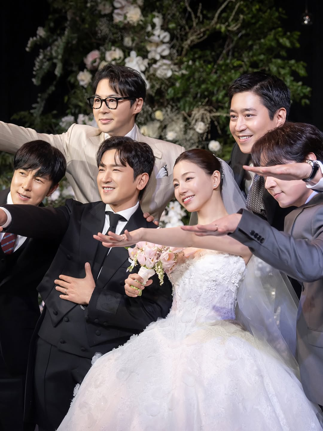 نشر لي مين وو عضو فرقة Shinhwa وزوجته صوراً من يوم زفافهما نشر لي مين وو عضو فرقة Shinhwa وزوجته صوراً من يوم زفافهما