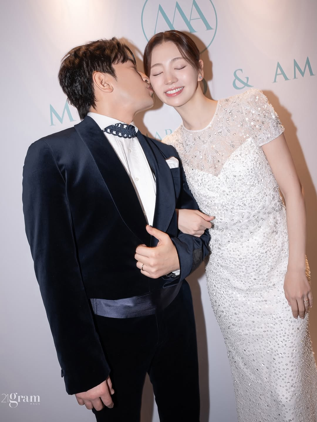 نشر لي مين وو عضو فرقة Shinhwa وزوجته صوراً من يوم زفافهما نشر لي مين وو عضو فرقة Shinhwa وزوجته صوراً من يوم زفافهما