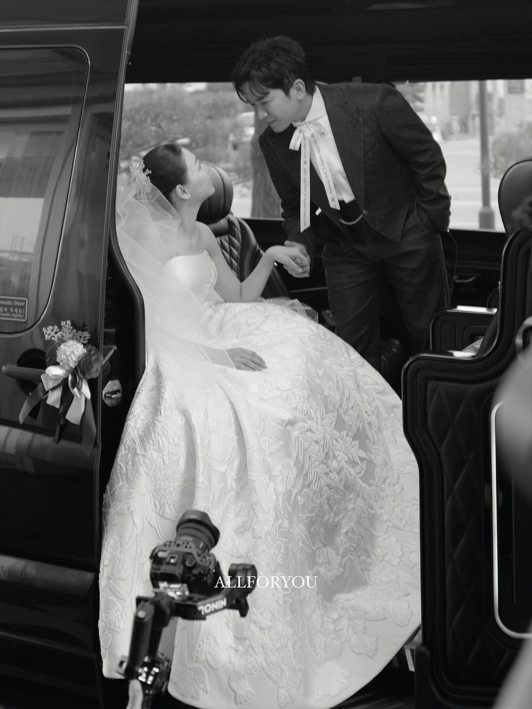 نشر لي مين وو عضو فرقة Shinhwa وزوجته صوراً من يوم زفافهما نشر لي مين وو عضو فرقة Shinhwa وزوجته صوراً من يوم زفافهما