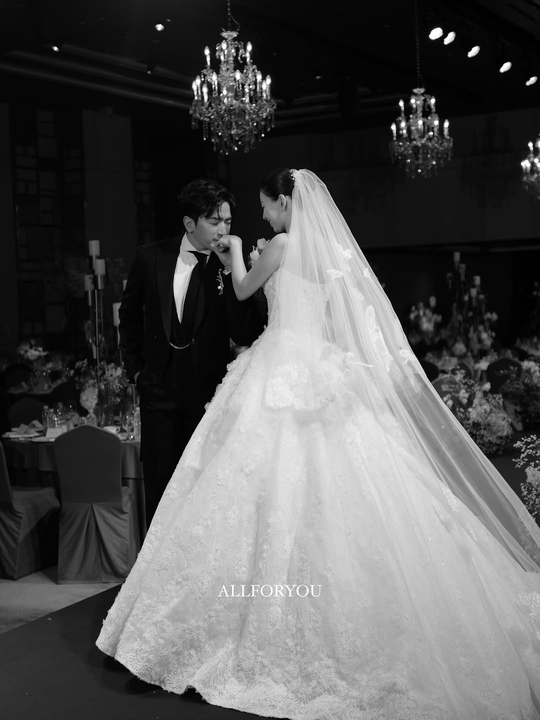 نشر لي مين وو عضو فرقة Shinhwa وزوجته صوراً من يوم زفافهما نشر لي مين وو عضو فرقة Shinhwa وزوجته صوراً من يوم زفافهما