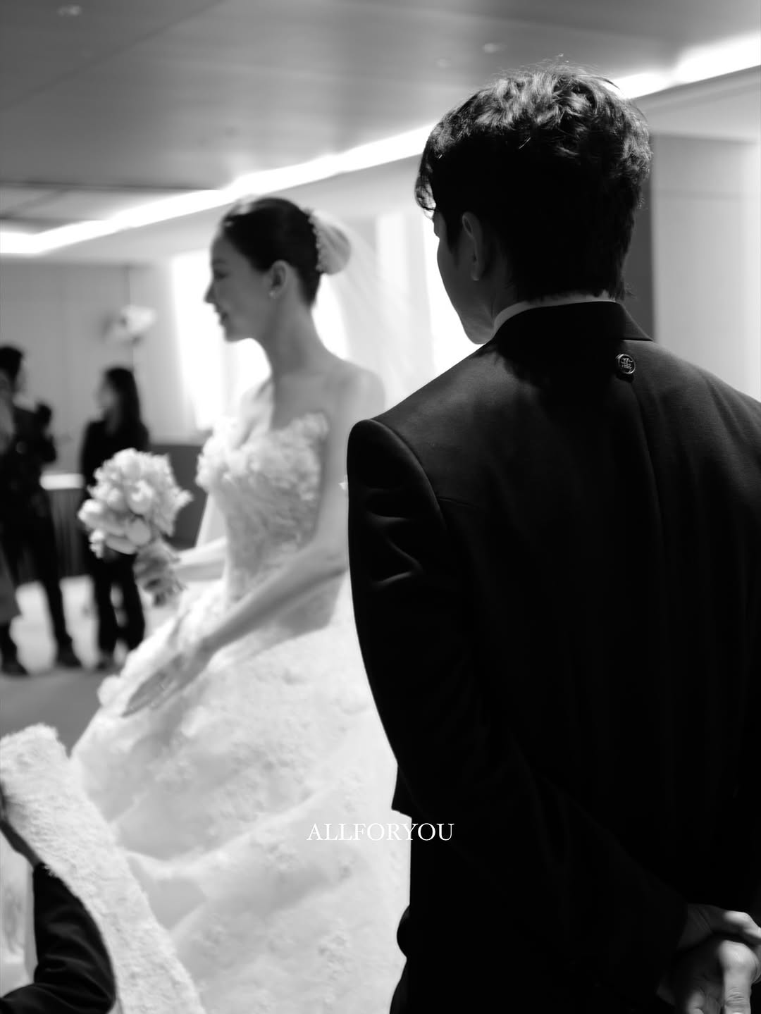 نشر لي مين وو عضو فرقة Shinhwa وزوجته صوراً من يوم زفافهما نشر لي مين وو عضو فرقة Shinhwa وزوجته صوراً من يوم زفافهما