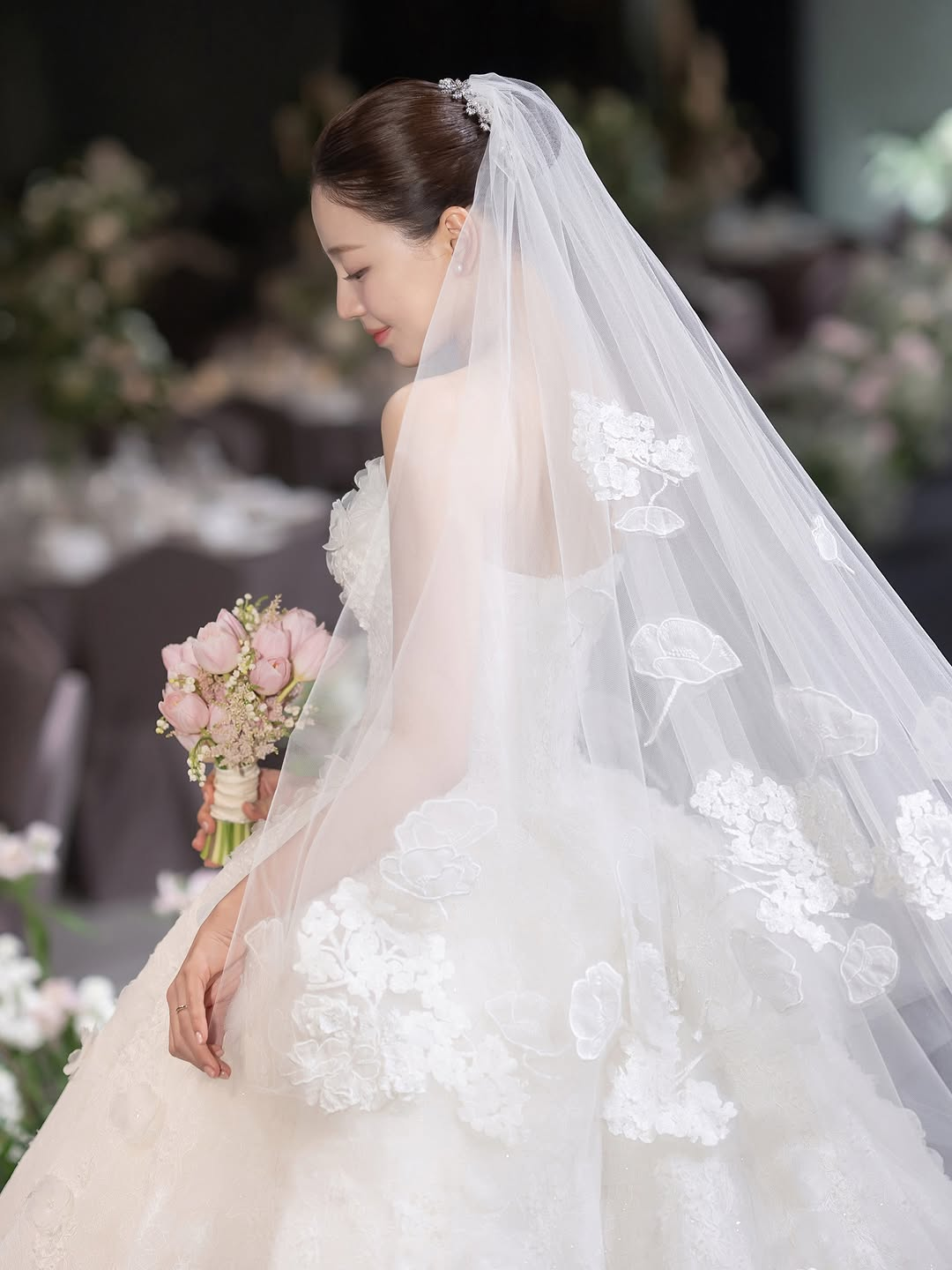 نشر لي مين وو عضو فرقة Shinhwa وزوجته صوراً من يوم زفافهما نشر لي مين وو عضو فرقة Shinhwa وزوجته صوراً من يوم زفافهما