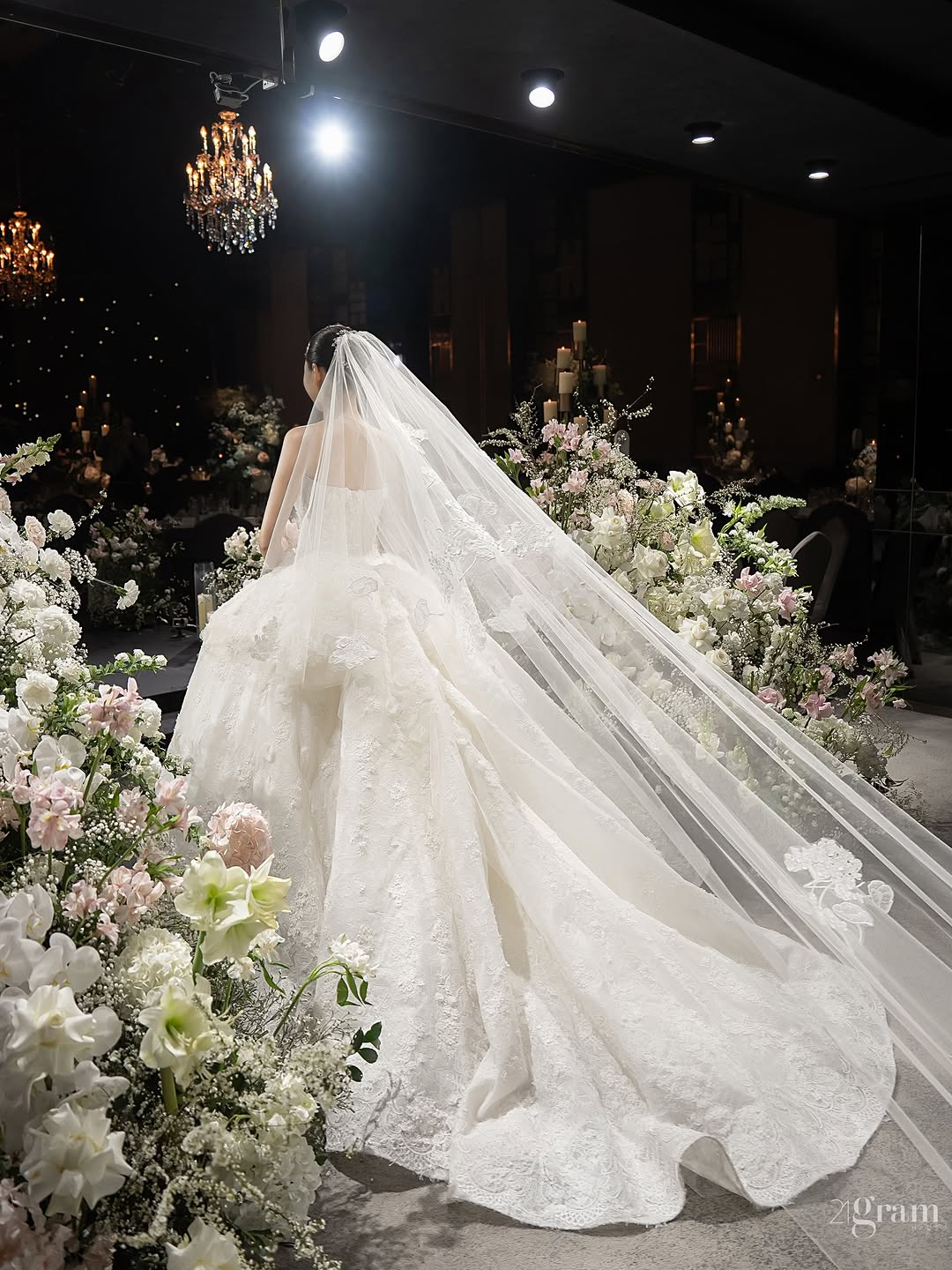 نشر لي مين وو عضو فرقة Shinhwa وزوجته صوراً من يوم زفافهما نشر لي مين وو عضو فرقة Shinhwa وزوجته صوراً من يوم زفافهما