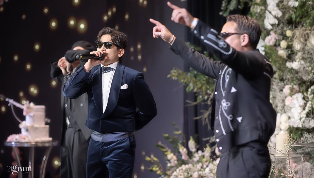 نشر لي مين وو عضو فرقة Shinhwa وزوجته صوراً من يوم زفافهما نشر لي مين وو عضو فرقة Shinhwa وزوجته صوراً من يوم زفافهما