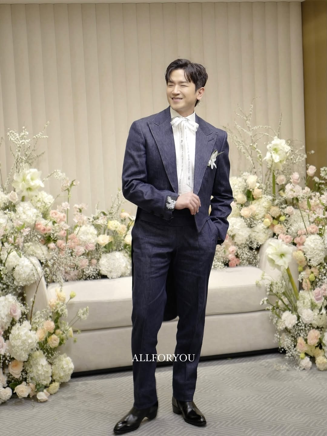 نشر لي مين وو عضو فرقة Shinhwa وزوجته صوراً من يوم زفافهما نشر لي مين وو عضو فرقة Shinhwa وزوجته صوراً من يوم زفافهما